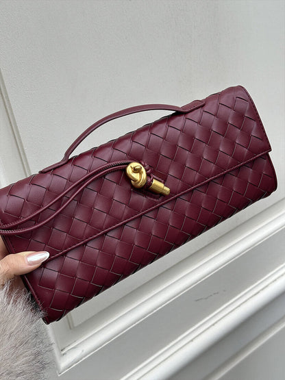 Clutch im Flochtmuster
