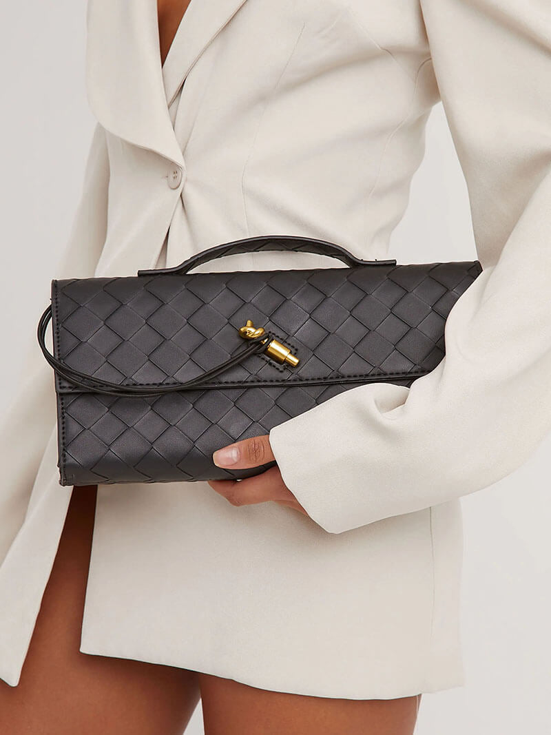 Clutch im Flochtmuster